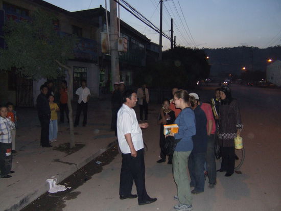 All die Leute stehen wegen uns da. Im Vordergrund der Englischlehrer und Vivi.