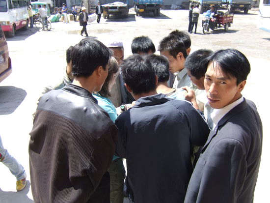 Eine von chinesischen Minivan-Fahrern umzingelte Vivi. Eigentlich hatten wir nur einen der 10 Personen gefragt wo wir hinmuessen ??