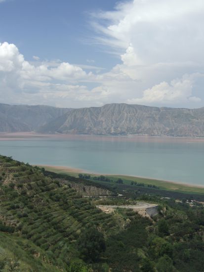 ...das sich, wie im Hintergrund zu sehen, in seichtes, braunes Wasser wandelt