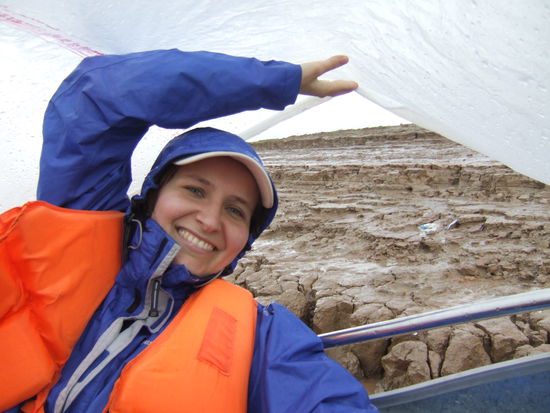 Unter der Plane. Der Bootsfahrer fands nicht so lustig wie wir.