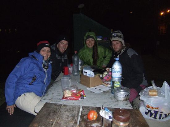 Gemuetlicher Grillabend mit dem lustigen japanisch-israelischen Paaerchen Jun und Ittay, die wir in Torres del Paine kennengelernt haben. Die beiden sind bereits seit 2,5 Jahren auf Reisen!