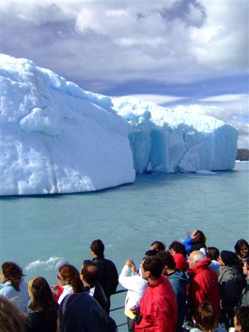 Der Guide erzaehlt uns, dass nur 10-15% eines Eisbergs sichtbar sind....der Rest verbirgt sich unter Wasser!