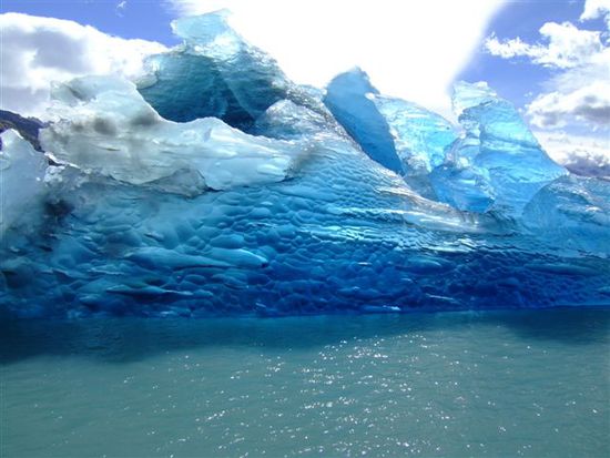 Je kompakter das Eis und je weniger Lufteinschluesse im Eis, desto intensiver das Blau