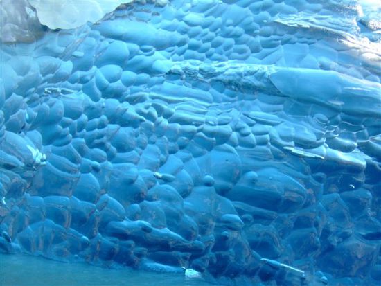 Alle Farben ausser Blau werden aus dem Spektrum des Lichts gefiltert waehrend das Licht das Eis durchdringt