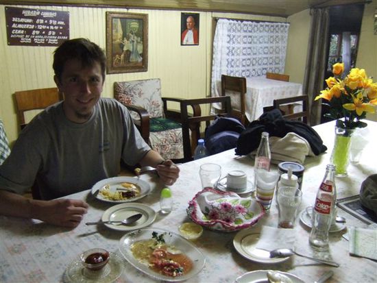 3-gaengiges Menue in einem fuer Pensionisten ausgelegten "Restaurant", umgeben von mehreren Fotos von Papst Johannes Paul II. So ausgiebig und vorallem abwechslungsreich haben wir schon lang nicht mehr gegessen!!