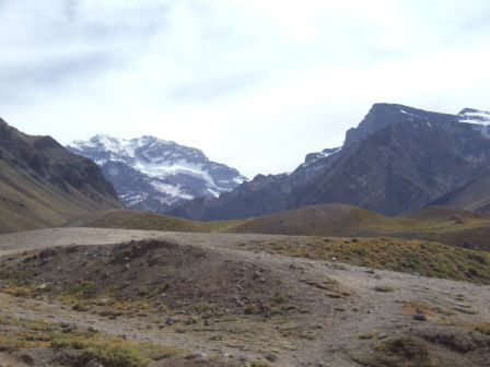 ...dem Aconcagua mit 6963m (links hinten im Bild).
Einen Gruss in die Heimat an Peter, einen guten Freund, der sich zu seinem 60. eine Tour bis auf den Gipfel "gegoennt" hat!