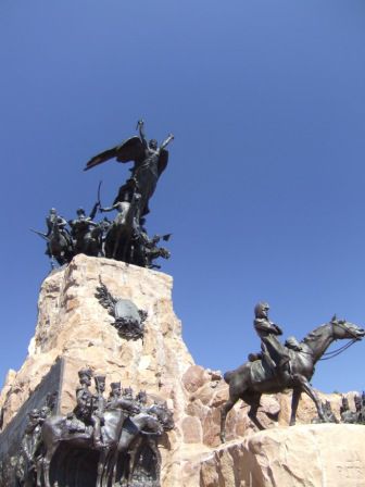 Ein Denkmal erinnert an General San Martins Andenarmee, die Argentinien, Chile und Peru von der spanischen Kolonialherrschaft befreite