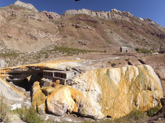 Puente del Inca. Unter der Bruecke ist ein Thermalbad zu sehen, ein Teil eines frueheren Luxushotels. Das Hotel wurde jedoch von einem Erdrutsch zerstoert und somit sind auch die Baeder nicht mehr in Betrieb.