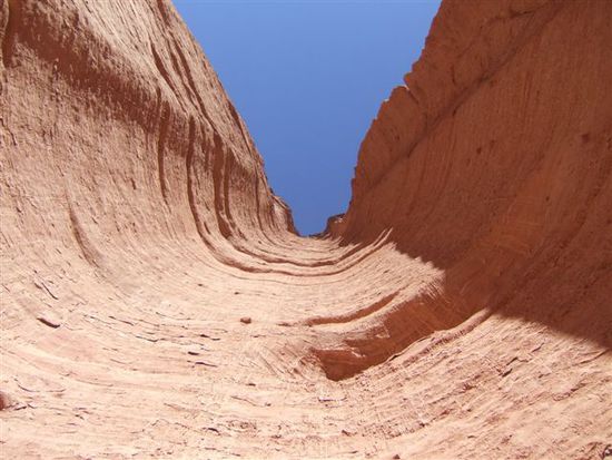 Blick nach oben: Diese location hat uns gut gefallen. Die gesamte Gruppe stellt sich in diesen "Schlauch" und ruft ganz laut gleichzeitig TAL-AM-PA-YA....das Echo ist klasse! Die Schlucht zwischen den steilen Waenden ist ca. 200-300m breit.