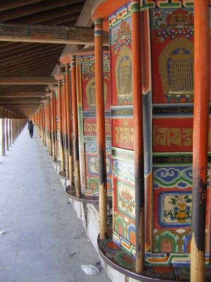 Auch die Gebetsmuehlen werden im Uhrzeigersinn gedreht