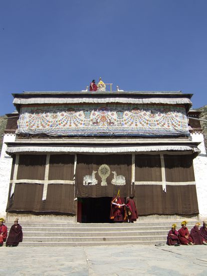 Vom Dach des Tempels hoert man die Trommelschlaege im ganzen Dorf