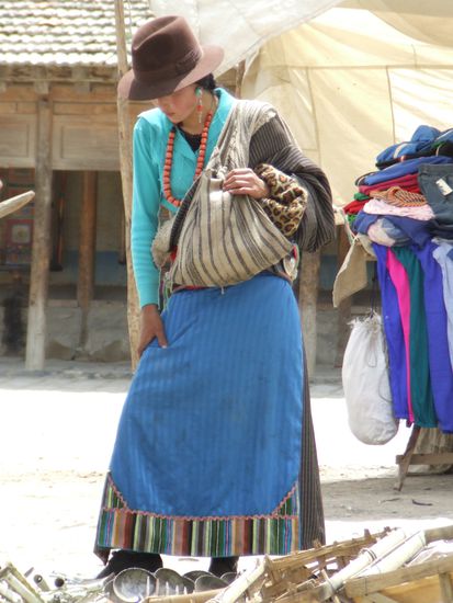 Eine der farbenreich gekleideten Tibeterinnen nachdem sie die Tempelanlage umrundet hatte