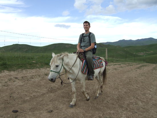 Mein erstes Mal auf einem Pferd verlief unproblematisch und heroisch zuegelte ich den ?Riesen? unter mir