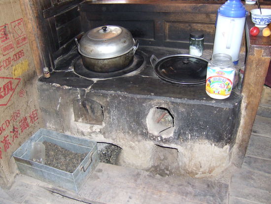 Auch hier wird versucht die vorhandenen Energieressourcen optimal einzusetzen. Der Kot der Schafe und auch der Yaks wird getrocknet und als Brennmaterial verwendet (links im Bild).