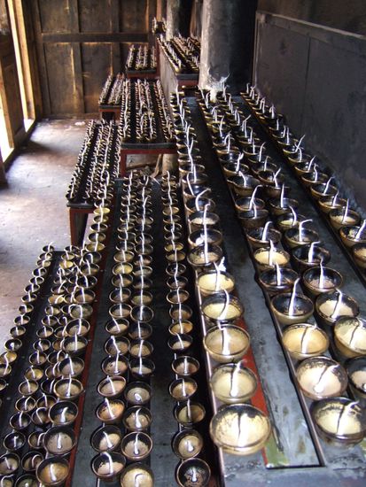 Ueberall in den Tempeln brennen Kerzen und statt Wachs wird Yakbutter verbrannt