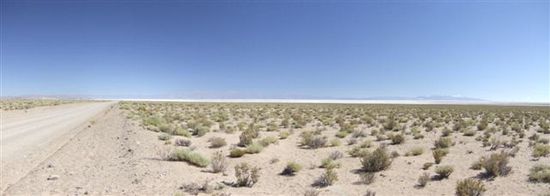 Salinas Grandes im Hintergrund als weisser Strich auszumachen...