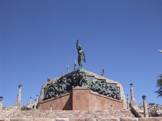 Auch hier steht ein Denkmal zu Ehren der Befreier von der spanischen Kolonialherrschaft