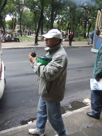 Anders als der Mate in Argentinien, wird in Paraguay der Tereré mit kaltem Wasser getrunken