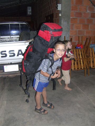 Niko ist neugierig und will wissen wie schwer denn so ein Rucksack ist