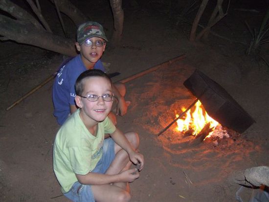 ...muessen die Kinder natuerlich auch ihr eigenes Feuer machen