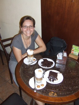 Ich lade Fred ins (scheinbar) oesterreichische Fridolin auf einen Kaffee und leckeren Schokokuchen ein....wir muessen schliesslich unser 11-monatiges Reisejubilaeum feiern! Seit langem schmeckt das ganze endlich auch mal wieder so gut wie es aussieht!!!