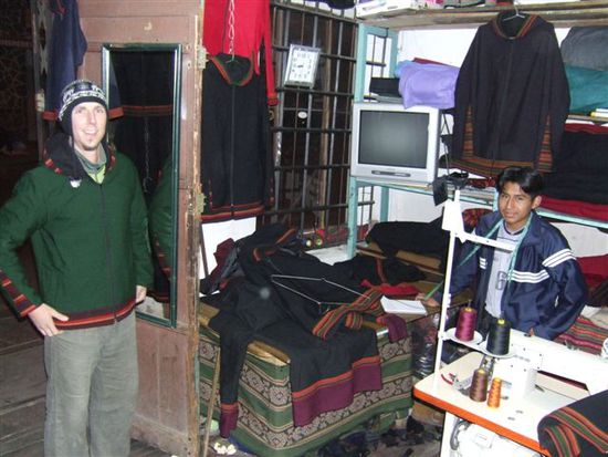 Dieser Junge hier schneidert uns fuer jeweils 10Euro eine flauschig warme Jacke!