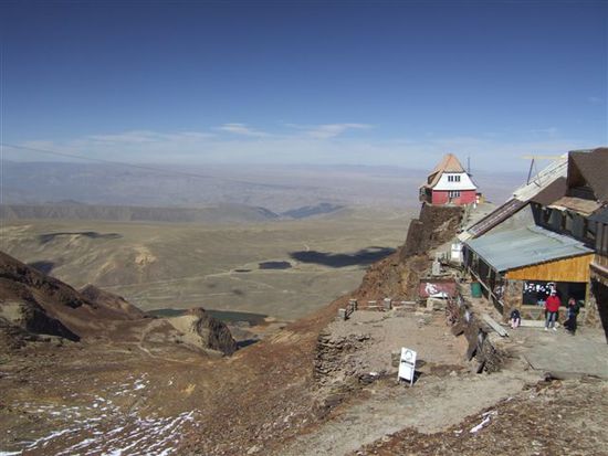 Der globalen Erwaermung ist es zu verdanken, dass hier seit einiger Zeit kein Skifahren mehr moeglich ist. Der Gletscher hat sich dramatisch zurueckgezogen, sodass der Liftverkehr der einst hoechstgelegensten Skipiste der Welt eingestellt werden musste!