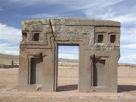 Das aus einem Stueck aus Andesitgestein gefertigte ca. 10t schwere Sonnentor. Wie der Andesitblock aus dem 20km entfernten Steinbruch hierher transportiert wurde ist bis heute ein Raetsel. Man bedenke, dass das Rad der Tiwanaku-Kultur unbekannt war!!!!