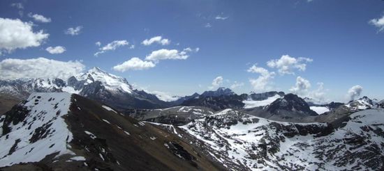 Der Ausblick vom Gipfel ist einfach gigantisch....links im Bild der Huayana Potosi mit 6088m!