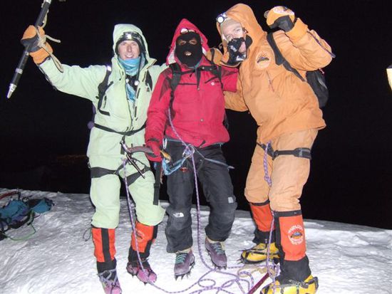Geschafft -> 6088m!!!!
Wir sind alle uebergluecklich als wir nach 5h Aufstieg den Gipfel erreichen.