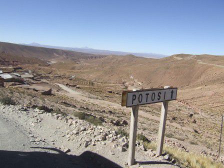 Die Strecke zwischen Uyuni und Potosi schlaengelt sich durch Taeler und schoene Landschaften