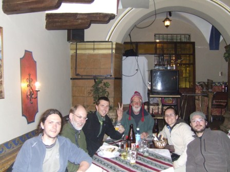 Beim Abendessen in Potosi.
v.l.n.r. Andrea(I), Richard(GB), Fred(AUT), Alven(AUS/USA), Vivi(D), Davide(I)
