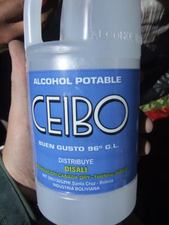 96prozentiger Alkohol wird mit Orangensaft verduennt und so geniessbar gemacht