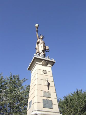 Freiheitsstatue am Plaza 10 de Noviembre