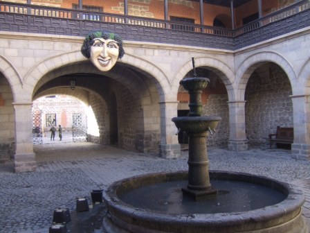 Casa Nacional de Moneda mit Bacchus, der ueber das Geld wacht. Keine Ahnung was der Gott des Weines dort verloren hat!?