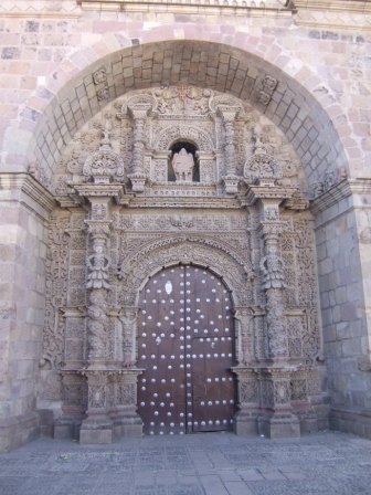 Das maechtige Portal der Iglesia de San Lorenzo de Carangas