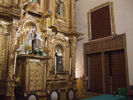 Das Fenster rechts oben war fuer die Nonnen gedacht, damit sie die Kirche Santa Teresa bestaunen konnten. Allerdings nur wenn die Kirche menschenleer war, nicht einmal den Priester bekamen die Nonnen zu Gesicht!!