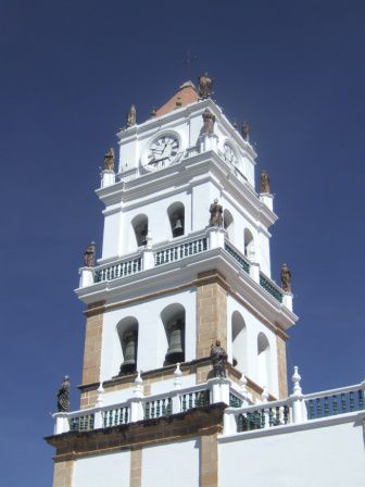 Ein Turm der Kathedrale am Plaza 25 de Mayo