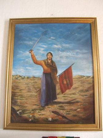 ....Juana Azurduy, sie wurde in "La Plata" geboren, dem heutigen Sucre, und opferte ihr Leben den suedamerikanischen Unabhaengikeitskriegen. Sie verlor vier Soehne und ihren Mann in diesen Kaempfen gegen die Spanier.