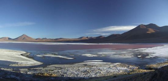 Das Wasser scheint aufgrund seines pflanzlichen und tierischen Planktons rot