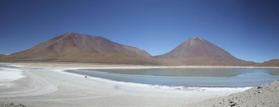 Die Laguna Verde, die in unserem Fall leider garnicht so "verde"(=gruen) ist wie der Name verspricht. Orlando meint wir sind noch etwas zu frueh dran, da kein Wind weht, der die Mineralien im Wasser vermischt und die gruene Farbe verursacht. Ob das wohl stimmt?