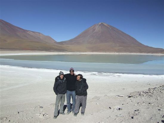 Fred mit dem argentinischen Rest unserer Gruppe vor dem 5920m hohen Vulkan Lincancabur, hinter dem San Pedro de Atacama, unser Ziel in Chile, liegt