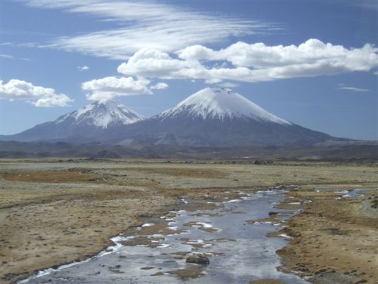 Die Doppelvulkane des Lauca: links Pomerape 6222m und rechts Parinacota 6348m