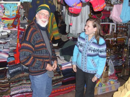 Copa bietet einiges an Souvenierlaeden und wir haben wieder mal einen Riesenspass mit Al beim Shoppen