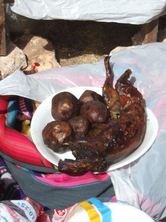 Wirklich jeder Peruaner hat bis jetzt von der Delikatesse CUY (=Meerschweinchen ) gesprochen. Muss ein wirklichler Leckerbissen sein. Wir geben uns mit unserer Standardmahlzeit Reis, Spiegelei, Pommes und Salat zufrieden.