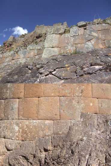Neben der perfekten Passgenauigkeit der Steinbloecke macht die Inka-Architektur noch eine weitere Tatsache besonders: die harmonische Verbindung der menschlichen Arbeit mit der Natur, die zu jener Zeit als heilig angesehen wurde