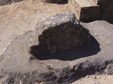 ...hier in Pisac entdecken wir nun dieses halbe andine Kreuz, wobei die Stufen die drei Welten repraesentieren sollen: Oberwelt (Kondor), reale Welt(Puma) und Unterwelt (Schlange).
Wenn die Sonne richtig steht wird das Andenkreuz durch den Schatten vervollstaendigt!!!