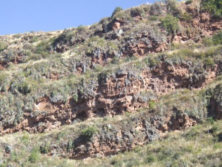 Die unzaehligen Loecher im Felsen waren ehemals Graeber, die jedoch gepluendert wurden