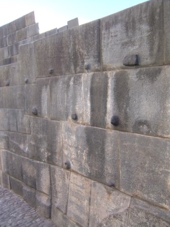 Man nimmt ebenfalls an, dass die Mauerstuecke urspruenglich zwecks "einfacherem" Transport kleine Steinkonsolen besassen, die spaeter weggemeiselt wurden