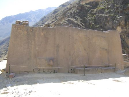 Der aus 6 riesigen roten Granitbloecken, nicht fertiggestellte, Sonnentempel
